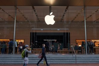 Apple eski çalışanını bilgi sızdırma suçlamasıyla dava etti