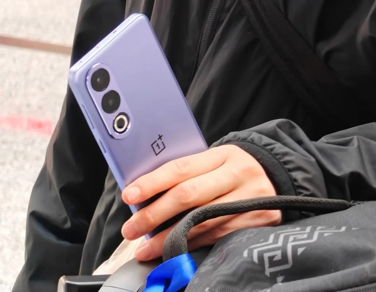 OnePlus Ace 3V mor rengiyle görüntülendi